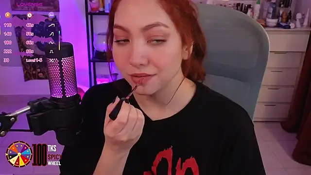 Snapshot of LilyVelvett chatting on October 22, 2025, 3:51 am LilyVelvett online show from October 22, 2025, 3:51 am