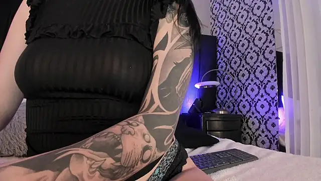 Adeelinee online show from November 26, 2025, 7:59 pm