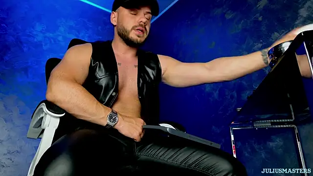 juliusmasters online show from May 4, 2026, 8:16 pm