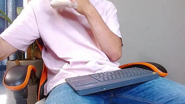 Snapshot of Mr_WhiteCock chatting on October 19, 2025, 7:36 pm Mr WhiteCock online show from October 19, 2025, 7:36 pm