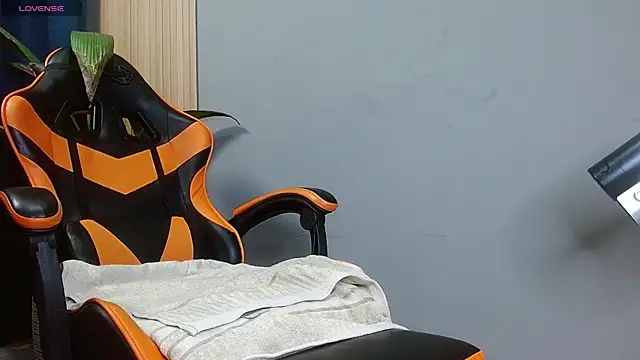 Snapshot of Mr_WhiteCock chatting on October 23, 2025, 12:21 am Mr WhiteCock online show from October 23, 2025, 12:21 am