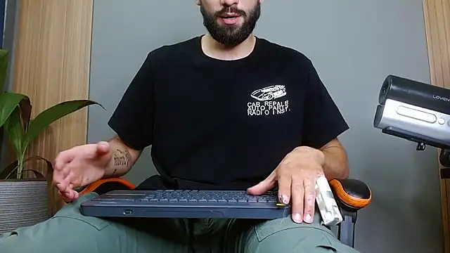 Snapshot of Mr_WhiteCock chatting on October 28, 2025, 11:18 pm Mr WhiteCock online show from October 28, 2025, 11:18 pm