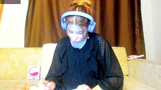 Leila purr18 online show from September 27, 2025, 8:03 pm