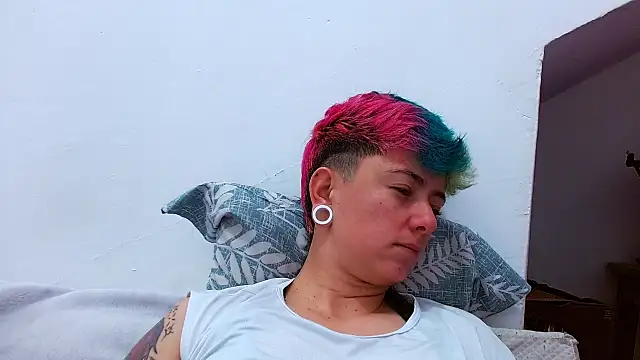 Snapshot of tomboyblue chatting on October 24, 2025, 4:36 pm tomboyblue online show from October 24, 2025, 4:36 pm
