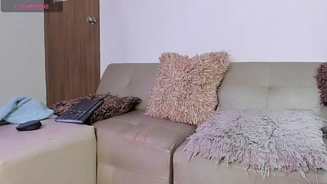 DahianaLincoln online show from November 26, 2025, 7:37 pm