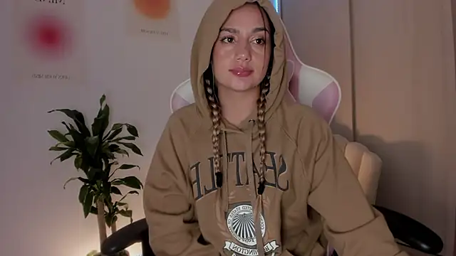 Snapshot of LittleSofia_ chatting on January 2, 2025, 2:11 am LittleSofia online show from January 2, 2025, 2:11 am