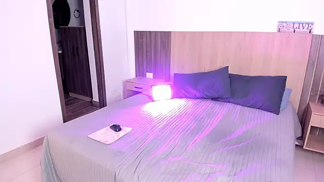 rebeca cortez  online show from December 19, 2025, 8:49 pm