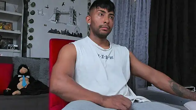 Snapshot of Couple_muscle1 chatting on October 6, 2025, 7:00 pm Couple muscle1 online show from October 6, 2025, 7:00 pm