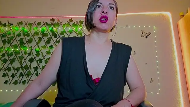 Snapshot of Lady_breaks_hearts chatting on October 28, 2025, 10:41 am Lady breaks hearts online show from October 28, 2025, 10:41 am