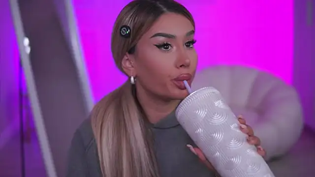 EvaZane online show from November 10, 2025, 7:46 pm