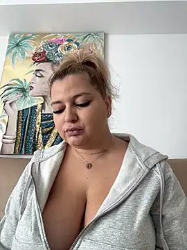 Snapshot of AllysonK chatting on January 17, 2025, 12:10 pm AllysonK online show from January 17, 2025, 12:10 pm