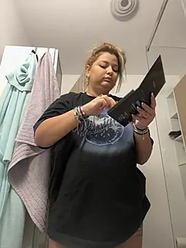 Snapshot of AllysonK chatting on February 22, 2025, 10:51 am AllysonK online show from February 22, 2025, 10:51 am