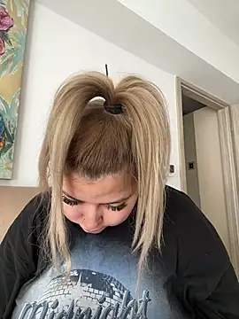 Snapshot of AllysonK chatting on March 6, 2025, 9:36 am AllysonK online show from March 6, 2025, 9:36 am