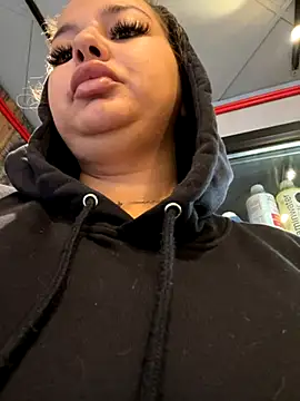 Snapshot of AllysonK chatting on October 16, 2025, 5:41 am AllysonK online show from October 16, 2025, 5:41 am