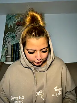 Snapshot of AllysonK chatting on October 22, 2025, 4:51 pm AllysonK online show from October 22, 2025, 4:51 pm