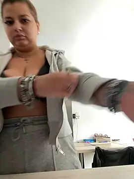 Snapshot of AllysonK chatting on October 24, 2025, 10:44 am AllysonK online show from October 24, 2025, 10:44 am