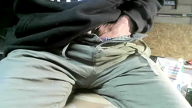 Snapshot of ewuich1 chatting on November 20, 2025, 9:03 pm ewuich1 online show from November 20, 2025, 9:03 pm