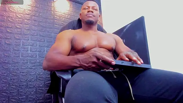 Snapshot of tommike chatting on June 25, 2026, 11:31 pm tommike online show from June 25, 2026, 11:31 pm