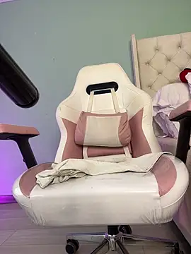 sharon leone26 online show from December 14, 2025, 11:59 am