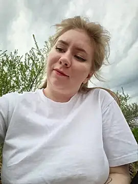 D0nna  online show from May 4, 2026, 2:46 pm