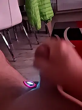 Szeltolo001 online show from May 8, 2026, 2:39 am
