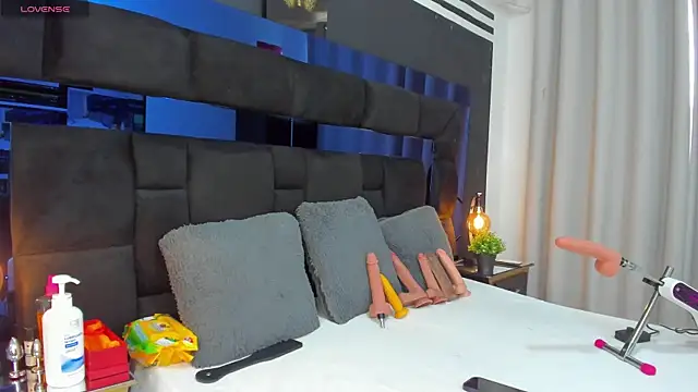 CahitlinBell online show from December 11, 2024, 9:01 pm