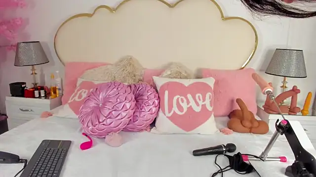 CahitlinBell online show from November 12, 2025, 6:03 am