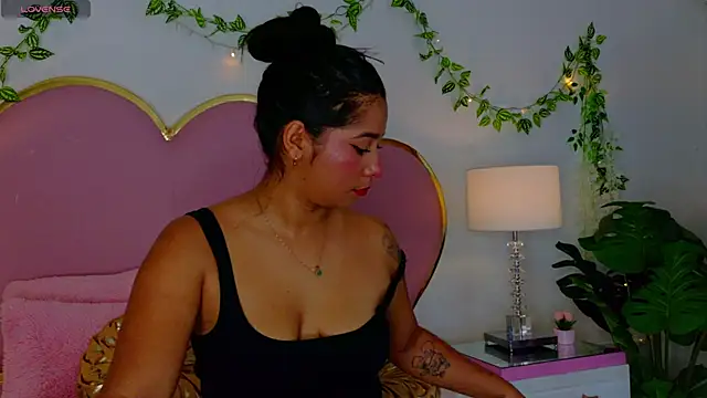 Snapshot of EmmaCrush chatting on November 13, 2025, 9:36 pm EmmaCrush online show from November 13, 2025, 9:36 pm