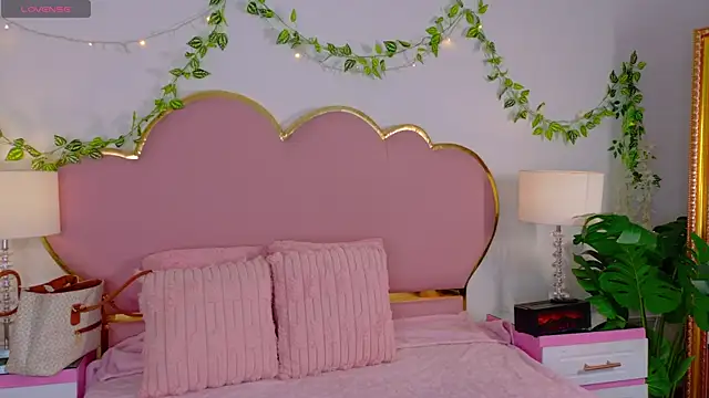 Snapshot of EmmaCrush chatting on November 28, 2025, 9:50 pm EmmaCrush online show from November 28, 2025, 9:50 pm