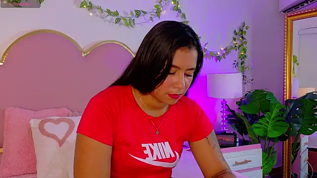 Snapshot of EmmaCrush chatting on December 5, 2025, 8:49 pm EmmaCrush online show from December 5, 2025, 8:49 pm