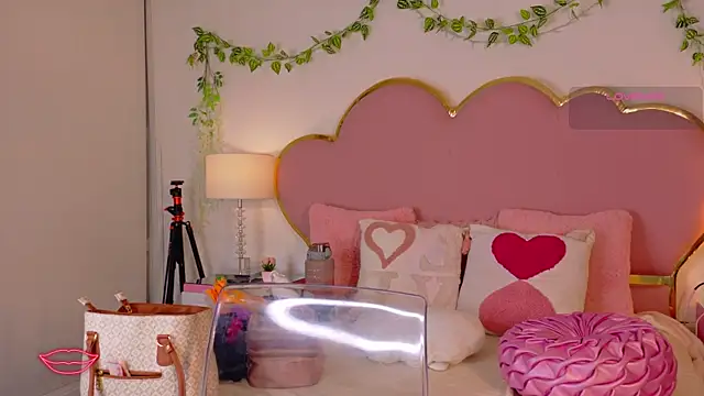 Snapshot of EmmaCrush chatting on January 7, 2026, 9:17 pm EmmaCrush online show from January 7, 2026, 9:17 pm