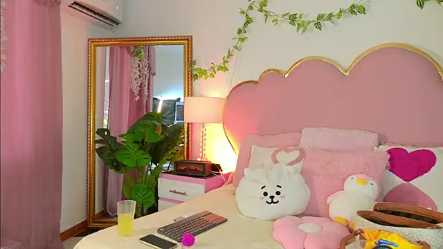 Snapshot of EmmaCrush chatting on January 13, 2026, 8:47 pm EmmaCrush online show from January 13, 2026, 8:47 pm