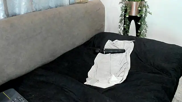 alaiasmile  online show from January 19, 2025, 12:17 am