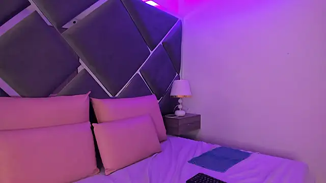 Charlotte Myers online show from October 2, 2025, 7:43 pm