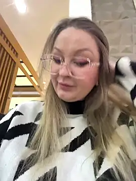 Teya moon  online show from March 8, 2026, 3:27 pm