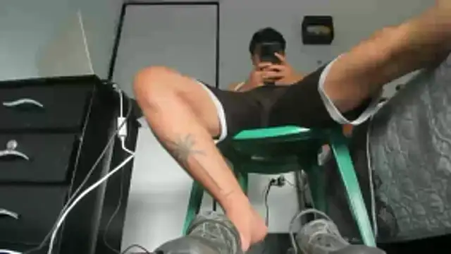 Snapshot of moubli_ chatting on December 4, 2025, 9:56 pm moubli online show from December 4, 2025, 9:56 pm