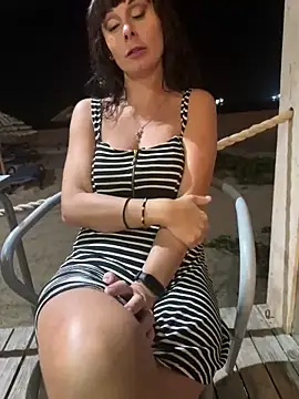 Snapshot of therealbeverlycious chatting on December 10, 2024, 12:06 am therealbeverlycious online show from December 10, 2024, 12:06 am