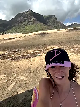 Snapshot of therealbeverlycious chatting on October 3, 2025, 10:56 am therealbeverlycious online show from October 3, 2025, 10:56 am