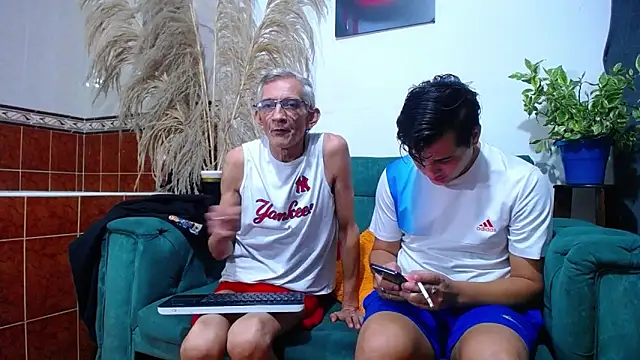 Snapshot of Leon_hot_X chatting on January 20, 2025, 11:10 pm Leon hot X online show from January 20, 2025, 11:10 pm