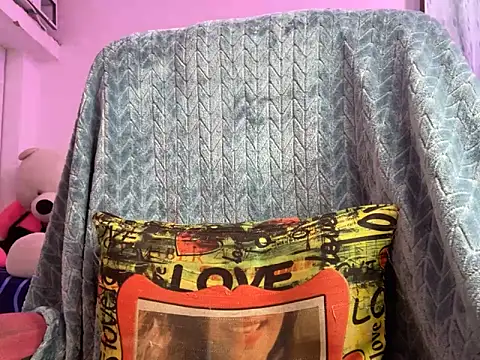 Snapshot of Royal_girl_1 chatting on September 19, 2025, 10:27 am Royal girl 1 online show from September 19, 2025, 10:27 am