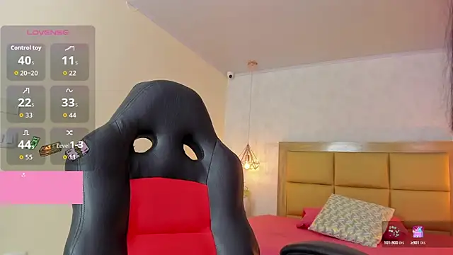 Snapshot of LARSONMIA chatting on September 17, 2025, 12:18 pm LARSONMIA online show from September 17, 2025, 12:18 pm