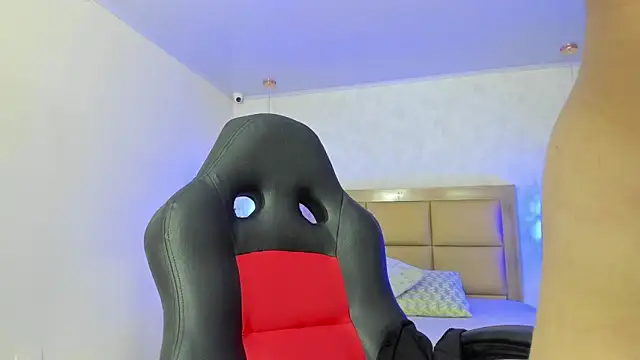 Snapshot of LARSONMIA chatting on October 1, 2025, 12:22 pm LARSONMIA online show from October 1, 2025, 12:22 pm