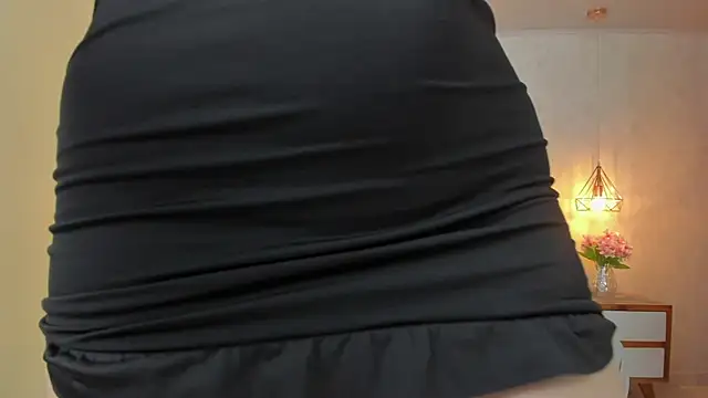 Snapshot of LARSONMIA chatting on October 6, 2025, 12:46 pm LARSONMIA online show from October 6, 2025, 12:46 pm