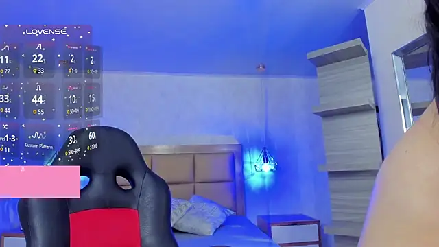 Snapshot of LARSONMIA chatting on October 7, 2025, 12:13 pm LARSONMIA online show from October 7, 2025, 12:13 pm