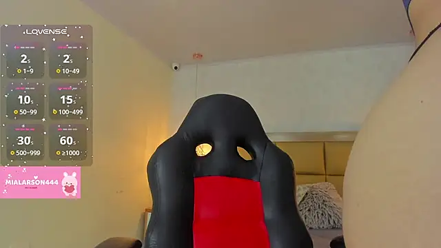 Snapshot of LARSONMIA chatting on October 8, 2025, 12:25 pm LARSONMIA online show from October 8, 2025, 12:25 pm