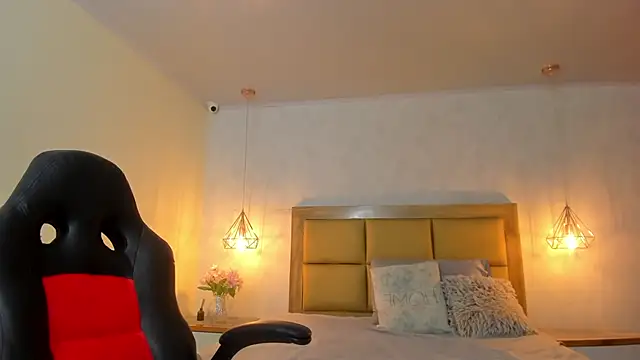 Snapshot of LARSONMIA chatting on October 15, 2025, 12:16 pm LARSONMIA online show from October 15, 2025, 12:16 pm