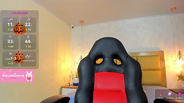 Snapshot of LARSONMIA chatting on October 17, 2025, 12:30 pm LARSONMIA online show from October 17, 2025, 12:30 pm