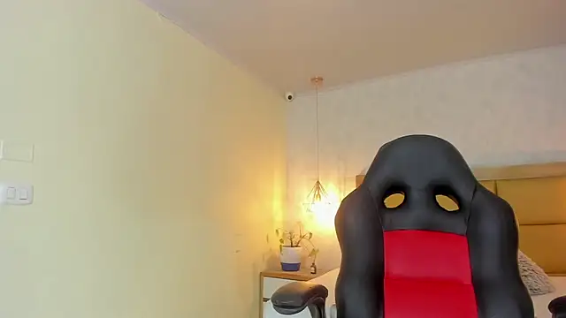 Snapshot of LARSONMIA chatting on October 20, 2025, 12:27 pm LARSONMIA online show from October 20, 2025, 12:27 pm