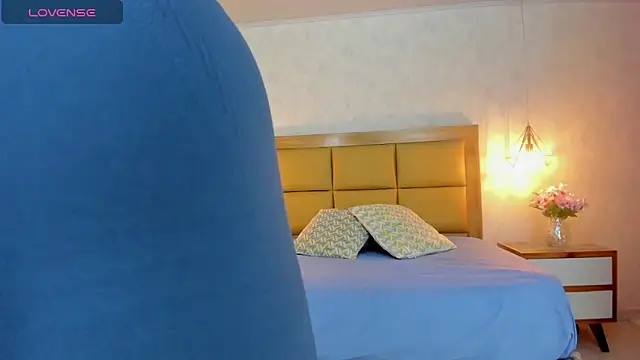 Snapshot of LARSONMIA chatting on October 31, 2025, 12:39 pm LARSONMIA online show from October 31, 2025, 12:39 pm