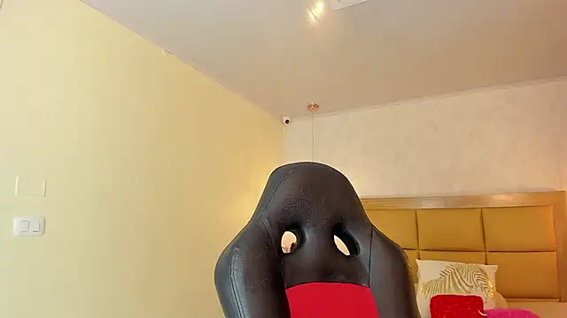 LARSONMIA online show from March 16, 2026, 12:31 pm